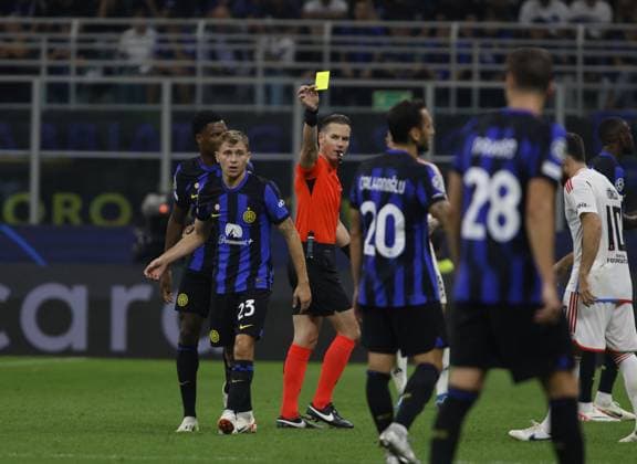 UEFA Champions League football match - Inter - FC Internazionale vs SL Benfica Refree showing a yellow card to Nicolo Barella of Inter Milan during the UEFA Champions League, Group D, football match between Fc Inter and Benfica on 03 October 2023 at Giuseppe Meazza Stadium, San Siro, Milan, Italy. Photo Nderim Kaceli Milan Italy  Copyright: xIPAxSport ABACAx BRIPASport20231004_183 IPAxSport ABACAx BRIPASport20231004_183