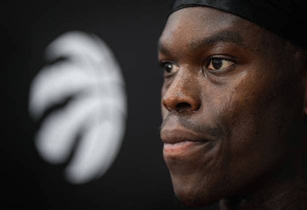 Bilder des Jahres 2023, Sport 10 Oktober Sport Themen der Woche KW40 Sport Bilder des Tages October 3, 2023, BURNABY, BC, CANADA: Toronto Raptors point guard Dennis Schroder listens to a question from a reporter during the opening day of the NBA, Basketball Herren, USA basketball team s training camp, in Burnaby, B.C., on Tuesday October 3, 2023. Canada News - October 3, 2023  - ZUMAc35_ 20231003_zaf_c35_169 Copyright: xDarrylxDyckx