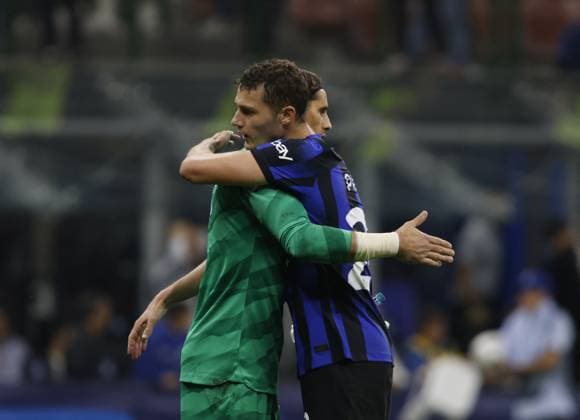 UEFA Champions League football match - Inter - FC Internazionale vs SL Benfica Benjamin Pavard of Inter Milan and Yann Sommer of Inter Milan during the UEFA Champions League, Group D, football match between Fc Inter and Benfica on 03 October 2023 at Giuseppe Meazza Stadium, San Siro, Milan, Italy. Photo Nderim Kaceli Milan Italy  Copyright: xIPAxSport ABACAx BRIPASport20231004_220 IPAxSport ABACAx BRIPASport20231004_220