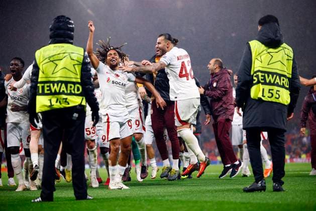 MANCHESTER, ENGLAND - OCTOBER 3: Galatasaray players celebrate their win after the UEFA Champions League match between Manchester United, ManU and Galatasaray A.S at Old Trafford on October 3, 2023 in Manchester, England. (Photo by Ryan Jenkinson) SPO 