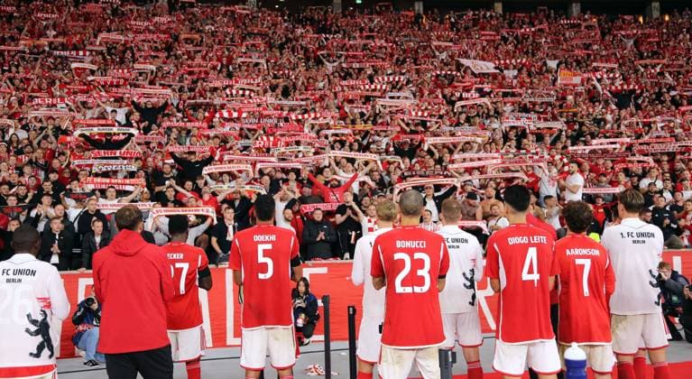 Unionmannschaft nach Spielende vor den Fans im Olympiastadion Sportstätte Übersicht Sport Fußball Fußball UEFA Champions League UCL Herren 2 Spieltag Saison 2023 2024 03 10 2023 1 FC Union Berlin FCU vs SC Braga Olympiastadion DFL regulations prohibit any use of photographs as image sequences and or quasi video