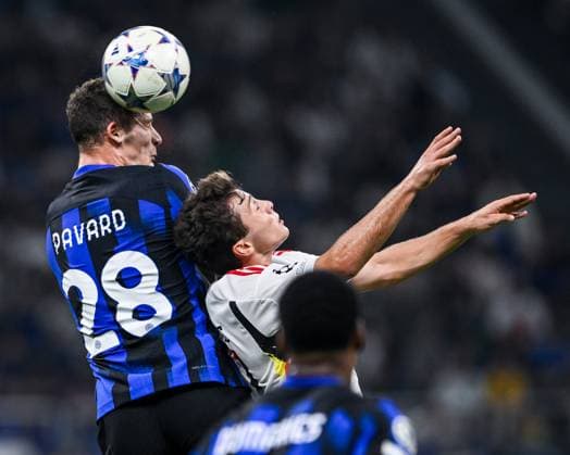San Siro Stadium, 03.10.23 Benjamin Pavard (28 FC Internazionale) and Joao Neves (87 Benfica Lisbona) during the Champions League Group stage match between FC Internazionale and Benfica at San Siro Stadium in Milan, Italy Soccer (Cristiano Mazzi SPP) Copyright: xCristianoxMazzix xSPPx spp-en-CrMaSp-CM2_7275