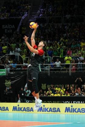Volleyball, Olympia Quali, Brasilien - Deutschland Pré Olímpico de Vôlei Brasil x Alemanha RIO DE JANEIRO, RJ - 03.10.2023: PRÉ OLÍMPICO DE VÔLEI BRASIL X ALEMANHA - The Brazilian volleyball team returned to the Maracanãzinho court, in Rio de Janeiro, on Tuesday night (3) to face the German team, in the third round of Group A of the Men& 39;s Pre-Olympic Volleyball Tournament in search of qualification for the Paris 2024 Olympic Games, Olympische Spiele, Olympia, OS It is worth remembering that only the top two in each group guarantee classification. (Photo: Lorando Labbe Fotoarena) x2442954x  LorandoxLabbe
