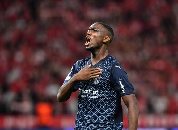 (231004) -- BERLIN, Oct. 4, 2023 -- Sikou Niakate of SC Braga celebrates the victory after the UEFA Champions League Group C match between Union Berlin and SC Braga in Berlin, Germany, Oct, 3, 2023. ) (SP)GERMANY-BERLIN-FOOTBALL-UEFA CHAMPIONS LEAGUE-UNION BERLIN VS BRAGA RenxPengfei 