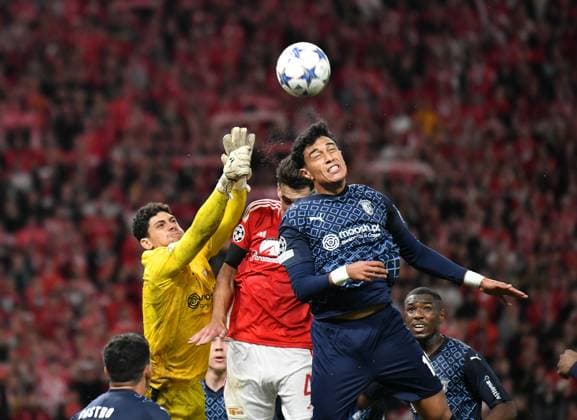 (231004) -- BERLIN, Oct. 4, 2023 -- Diogo Leite (C, top) of Union Berlin vies with SC Braga s goalkeeper Matheus (L, top) and player Vitor Carvalho during the UEFA Champions League Group C match between Union Berlin and SC Braga in Berlin, Germany, Oct, 3, 2023. ) (SP)GERMANY-BERLIN-FOOTBALL-UEFA CHAMPIONS LEAGUE-UNION BERLIN VS BRAGA RenxPengfei 
