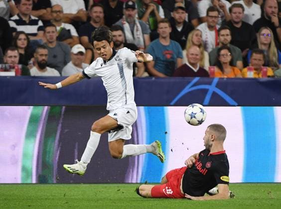(231004) -- SALZBURG, Oct. 4, 2023 -- Takefusa Kubo (L) of Real Sociedad breaks through during the UEFA Champions League Group D football match between Red Bull Salzburg and Real Sociedad in Salzburg, Austria, Oct. 3, 2023. ) (SP)AUSTRIA-SALZBURG-FOOTBALL-UEFA CHAMPIONS LEAGUE-RED BULL SALZBURG VS REAL SOCIEDAD HexCanling 