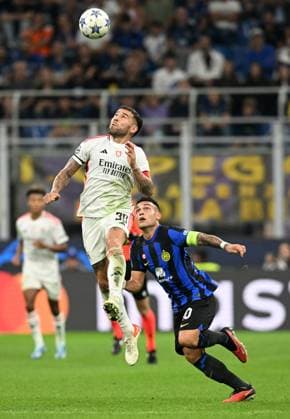 (231004) -- MILAN, Oct. 4, 2023 -- Inter Milan s Lautaro Martinez (R) vies with Benfica s Nicol¨¢s Otamendi during the UEFA Champions League Group D match between Inter Milan and Benfica in Milan, Italy, Oct. 3, 2023. (Photo by Xinhua) ITALY-MILAN-FOOTBALL-UEFA CHAMPIONS LEAGUE-INTER VS BENFICA FedericoxTardito 