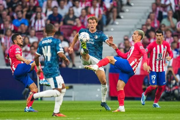 UEFA Champions League: Atletico Madrid v Feyenoord Madrid - Mats Wieffer of Feyenoord, Antoine Griezmann of Atletico Madrid during the 2nd leg of the UEFA Champions League group stage between Atletico Madrid v Feyenoord at Estadio Metropolitano on 4 October 2023 in Madrid, Spain. Copyright: xYannickxVerhoevenx