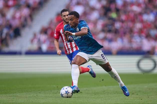Spain, Madrid, 04 10 2023, Civitas Metropolitano Stadium, Atletico de Madrid v Feyenoord Rotterdam UEFA Champions League match 1st round day 2, Quinten Timber Feyenoord Rotterdam controls the ball Madrid Civitas Metropolitano Stadium Spain  eu-images-071