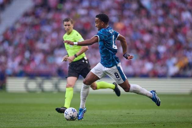 Spain, Madrid, 04 10 2023, Civitas Metropolitano Stadium, Atletico de Madrid v Feyenoord Rotterdam UEFA Champions League match 1st round day 2, Quinten Timber Feyenoord Rotterdam controls the ball Madrid Civitas Metropolitano Stadium Spain  eu-images-071