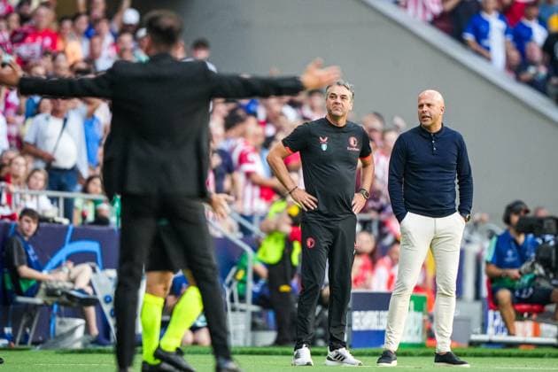 UEFA Champions League: Atletico Madrid v Feyenoord Madrid - Feyenoord assistent-trainer Marino Pusic, Feyenoord coach Arne Slot during the 2nd leg of the UEFA Champions League group stage between Atletico Madrid v Feyenoord at Estadio Metropolitano on 4 October 2023 in Madrid, Spain. Copyright: xTomxBodex