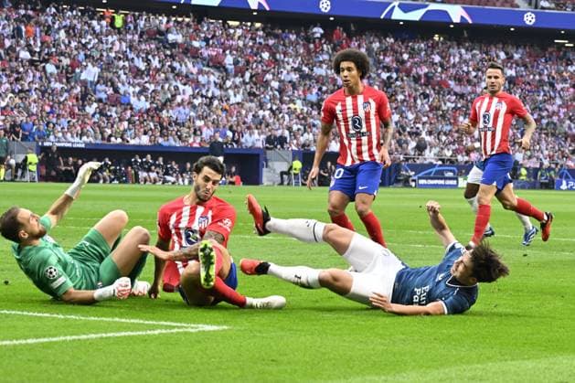 MADRID - Ayase Ueda of Feyenoord scores the 0-1. (l-r) Atletico Madrid goalkeeper Jan Oblak, Mario Hermoso of Atletico Madrid, Ayase Ueda of Feyenoord, Axel Witsel of Atletico Madrid during the UEFA Champions League match between Atletico Madrid and Feyenoord Rotterdam at Estadio Metropolitano on October 4, 2023 in Madrid, Spain. ANP OLAF KRAAK UEFA Champions League 2023 24 2023 2024 xVIxANPxSportx xxANPxIVx 480228950 originalFilename: 480228950.jpg
