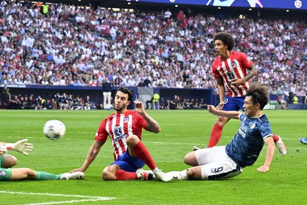 MADRID - Ayase Ueda of Feyenoord scores the 0-1. (l-r) Mario Hermoso of Atletico Madrid, Ayase Ueda of Feyenoord, Axel Witsel of Atletico Madrid during the UEFA Champions League match between Atletico Madrid and Feyenoord Rotterdam at Estadio Metropolitano on October 4, 2023 in Madrid, Spain. ANP OLAF KRAAK UEFA Champions League 2023 24 2023 2024 xVIxANPxSportx xxANPxIVx 480228975 originalFilename: 480228975.jpg