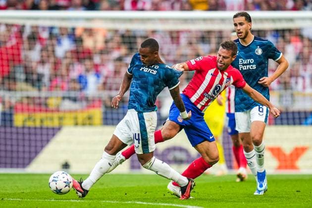 UEFA Champions League: Atletico Madrid v Feyenoord Madrid - Igor Paixao of Feyenoord, Cesar Azpilicueta of Atletico Madrid during the 2nd leg of the UEFA Champions League group stage between Atletico Madrid v Feyenoord at Estadio Metropolitano on 4 October 2023 in Madrid, Spain. Copyright: xYannickxVerhoevenx