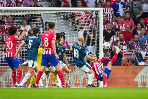 Sport Bilder des Tages UEFA Champions League: Atletico Madrid v Feyenoord Madrid - Antoine Griezmann of Atletico Madrid scores the 2-2 during the 2nd leg of the UEFA Champions League group stage between Atletico Madrid v Feyenoord at Estadio Metropolitano on 4 October 2023 in Madrid, Spain. Copyright: xTomxBodex