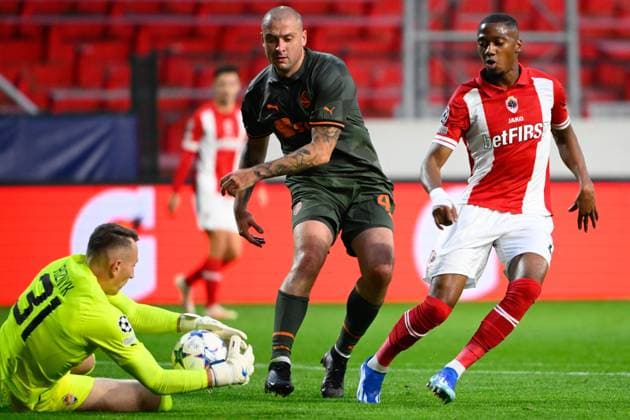 Royal Antwerp FC v FC Shakhtar Donetsk - UEFA Champions League DEURNE, BELGIUM - OCTOBER 04 : Dmytro Riznyk goalkeeper of Shakhtar Donetsk, Yaroslav Rakitskyy defender of Shakhtar Donetsk and Balikwisha Michel-Ange forward of Antwerp FC during the UEFA Champions League group H match between Royal Antwerp FC and FC Shakhtar Donetsk on October 4, 2023 in Deurne, Belgium, 4 10 2023 Deurne Belgium  Copyright: xVincentxKalutx
