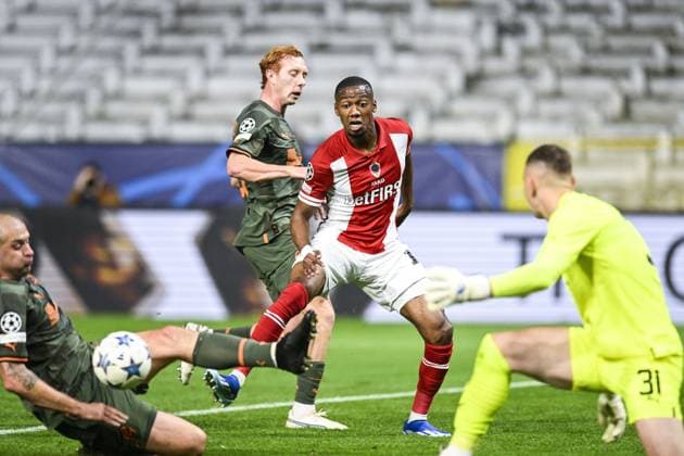 Shakhtar s Novatus Miroshi and Antwerp s Michel Ange Balikwisha pictured in action during a soccer game between Belgian soccer team Royal Antwerp FC and Ukrainian club Shakhtar Donetsk, on Wednesday 04 October 2023 in Antwerp, on day two of the Champions League group stage, in the group H. TOM GOYVAERTS TomxGoyvaerts  x76289871x