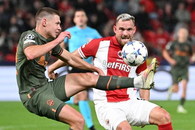 231004 Royal Antwerp FC vc FK Shakhtar Donetsk Mykola Matviyenko of Shakhtar Donetsk battles for the ball with Vincent Janssen of Antwerp during a football game between Royal Antwerp FC and FK Shakhtar Donetsk on day 2 in Group H of the UEFA Champions League season 2023-2024 competition on October 4, 2023 in Antwerp, Belgium. (Photo by Maarten Straetemans Isosport) ANTWERP BELGIUM  Copyright: xx 408777