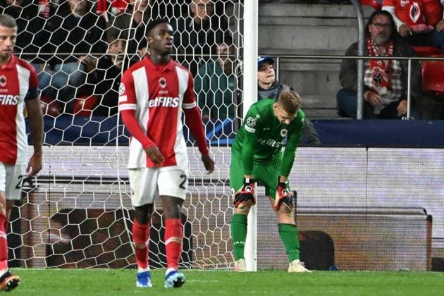 231004 Royal Antwerp FC vc FK Shakhtar Donetsk Jean Butez of Antwerp looks dejected after Shakhtar Donetsk scored the 2-3 goal during a football game between Royal Antwerp FC and FK Shakhtar Donetsk on day 2 in Group H of the UEFA Champions League season 2023-2024 competition on October 4, 2023 in Antwerp, Belgium. (Photo by Maarten Straetemans Isosport) ANTWERP BELGIUM  Copyright: xx 408804