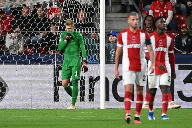 231004 Royal Antwerp FC vc FK Shakhtar Donetsk Jean Butez of Antwerp looks dejected after Shakhtar Donetsk scored the 2-3 goal during a football game between Royal Antwerp FC and FK Shakhtar Donetsk on day 2 in Group H of the UEFA Champions League season 2023-2024 competition on October 4, 2023 in Antwerp, Belgium. (Photo by Maarten Straetemans Isosport) ANTWERP BELGIUM  Copyright: xx 408806