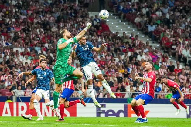 UEFA Champions League: Atletico Madrid v Feyenoord Madrid - Atletico Madrid goalkeeper Jan Oblak, Ondrej Lingr of Feyenoord during the 2nd leg of the UEFA Champions League group stage between Atletico Madrid v Feyenoord at Estadio Metropolitano on 4 October 2023 in Madrid, Spain. Copyright: xTomxBodex