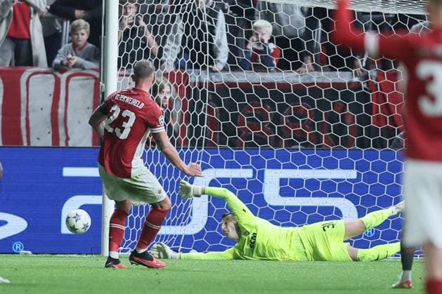 Antwerp s Toby Alderweireld misses a penalty during a soccer game between Belgian soccer team Royal Antwerp FC and Ukrainian club Shakhtar Donetsk, on Wednesday 04 October 2023 in Antwerp, on day two of the Champions League group stage, in the group H. BRUNOxFAHY  x76293733x