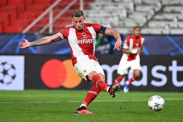 231004 Royal Antwerp FC vc FK Shakhtar Donetsk Toby Alderweireld of Antwerp kicks a penalty during a football game between Royal Antwerp FC and FK Shakhtar Donetsk on day 2 in Group H of the UEFA Champions League season 2023-2024 competition on October 4, 2023 in Antwerp, Belgium. (Photo by Maarten Straetemans Isosport) ANTWERP BELGIUM  Copyright: xx 408831