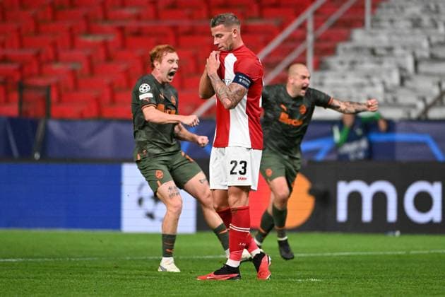 231004 Royal Antwerp FC vc FK Shakhtar Donetsk Toby Alderweireld of Antwerp looks dejected after missing a penalty during a football game between Royal Antwerp FC and FK Shakhtar Donetsk on day 2 in Group H of the UEFA Champions League season 2023-2024 competition on October 4, 2023 in Antwerp, Belgium. (Photo by Maarten Straetemans Isosport) ANTWERP BELGIUM  Copyright: xx 408836