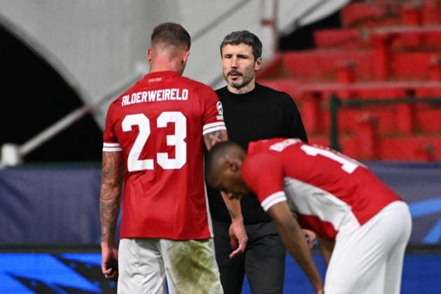 231004 Royal Antwerp FC vc FK Shakhtar Donetsk Mark Van Bommel, head coach of Antwerp, with Toby Alderweireld of Antwerp after a football game between Royal Antwerp FC and FK Shakhtar Donetsk on day 2 in Group H of the UEFA Champions League season 2023-2024 competition on October 4, 2023 in Antwerp, Belgium. (Photo by Maarten Straetemans Isosport) ANTWERP BELGIUM  Copyright: xx 408849