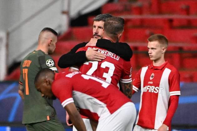 Sport Bilder des Tages 231004 Royal Antwerp FC vc FK Shakhtar Donetsk Mark Van Bommel, head coach of Antwerp, with Toby Alderweireld of Antwerp after a football game between Royal Antwerp FC and FK Shakhtar Donetsk on day 2 in Group H of the UEFA Champions League season 2023-2024 competition on October 4, 2023 in Antwerp, Belgium. (Photo by Maarten Straetemans Isosport) ANTWERP BELGIUM  Copyright: xx 408850