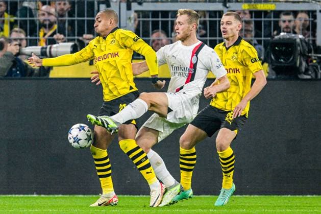 DORTMUND - (l-r) Donyell Malen of Borussia Dortmund, Tommaso Pobega of AC Milan during the UEFA Champions League match between Borussia Dortmund and AC Milan at Signal Iduna Park on October 4, 2023 in Dortmund, Germany. ANP Hollandse Hoogte UEFA Champions League 2023 24 2023 2024 xVIxANPxSportx xGerritxvanxKeulenxIVx 480239087 originalFilename: 480239087.jpg