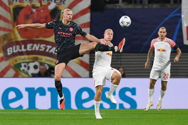 Football, men, 2023 2024 season, UEFA Champions League Group G, Matchday 2 , RB Leipzig Manchester City, v l Erling Haaland Manchester City and Xaver Schlager RB Leipzig in duel, battle for the ball, 04 10 2023, Copyright: xSebastianxRäppold MatthiasxKochx