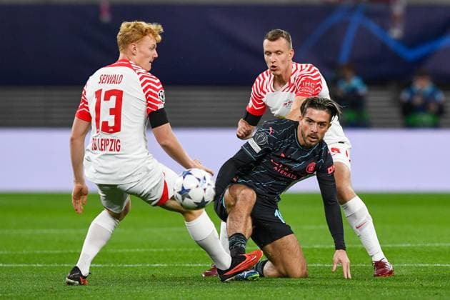 Football, Men, Season 2023 2024, UEFA Champions League Group G, Matchday 2 , RB Leipzig Manchester City, f l Nicolas Seiwald RB Leipzig , Jack Grealish Manchester City and Lukas Klostermann RB Leipzig in duel, battle for the ball, 04 10 2023, Copyright: xSebastianxRäppold MatthiasxKochx