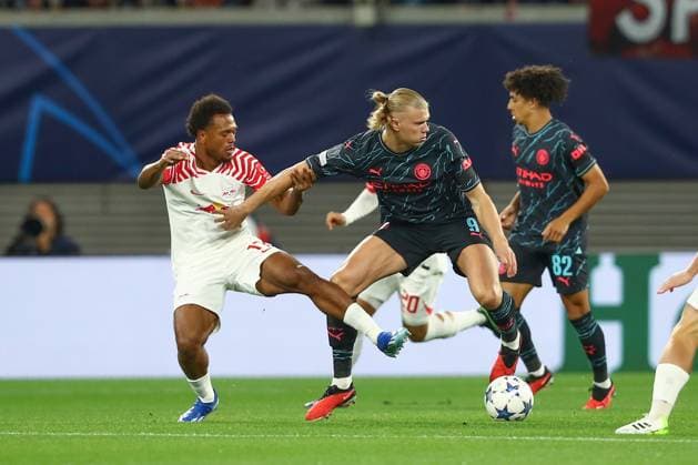 04 10 2023, xtgx, football UEFA Champions League, RB Leipzig Manchester City emspor, v l Lois Openda Leipzig, 17 , Erling Haarland Manchester City, 9 duel, duel, fight, tackle DFL DFB REGULATES PROHIBIT ANY USE OF PHOTOGRAPHS as IMAGE SEQUENCES and or QUASI VIDEO Leipzig
