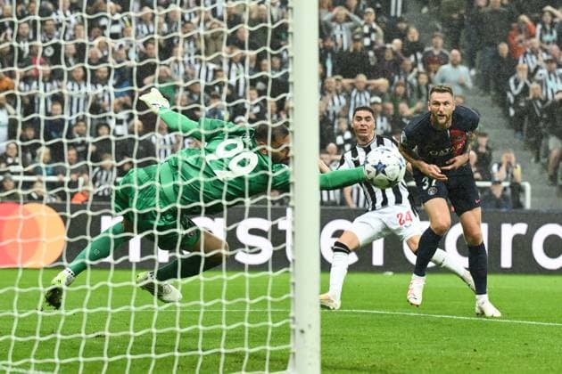 EDITORIAL USE ONLY No use with unauthorised audio, video, data, fixture lists, club league logos or live services. Online in-match use limited to 120 images, no video emulation. No use in betting, games or single club league player publications. Newcastle United v Paris Saint Germain, UEFA Champions League, Group F, Football, St James Park, Newcastle, UK - 04 Oct 2023 EDITORIAL USE ONLY No use with unauthorised audio, video, data, fixture lists, club league logos or live services. Online in-match use limited to 120 images, no video emulation. No use in betting, games or single club league player publications. Copyright: xRichardxLee Shutterstockx 14134540ad