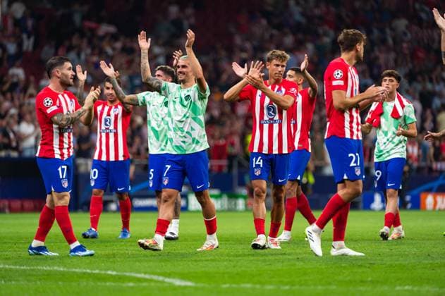 Champions League: Atletico Madrid vs Feyenoord Antoine Griezmann (Atletico Madrid) and his teammates greets the fans at the end of the football match of Uefa Champions League between Atletico Madrid vs Feyenoord played at Civitas Metropolitano stadium on October 04, 2023 in Madrid, Spain Madrid Estadio Civitas Metropolitano Madrid Spain Copyright: xAlbertoxGardinx AGardin_20231004_football_Champions_Atletico Madrid vs Feyenoord_0138