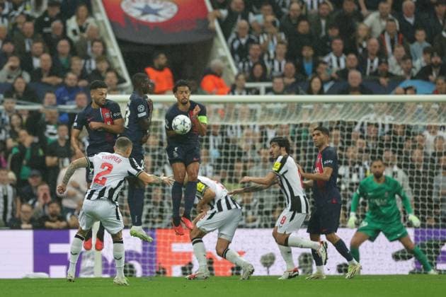 UEFA Champions League Newcastle United v Paris Saint-Germain Kieran Trippier 2 of Newcastle United takes a free kick during the UEFA Champions League match Newcastle United vs Paris Saint-Germain at St. James s Park, Newcastle, United Kingdom, 4th October 2023 (Photo by Mark Cosgrove News Images) Newcastle St. James s Park Tyne and Wear United Kingdom Copyright: xMarkxCosgrove NewsxImagesx