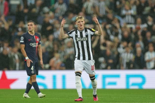 UEFA Champions League Newcastle United v Paris Saint-Germain Anthony Gordon 10 of Newcastle United celebrates his teams goal to make it 1-0 during the UEFA Champions League match Newcastle United vs Paris Saint-Germain at St. James s Park, Newcastle, United Kingdom, 4th October 2023 (Photo by Mark Cosgrove News Images) Newcastle St. James s Park Tyne and Wear United Kingdom Copyright: xMarkxCosgrove NewsxImagesx