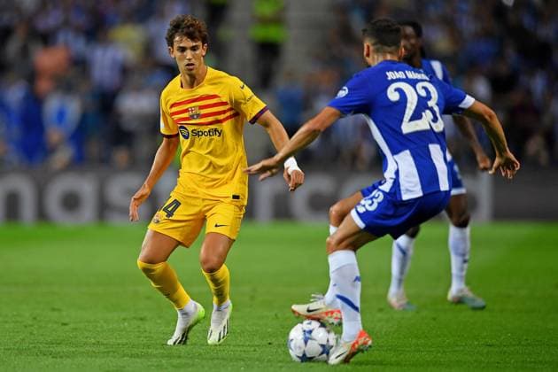 Estadio do Dragao Joao Mario do Porto competes with Joao Felix from Barcelona, during the match between Porto and Barcelona, in the 2nd round of Group H of the UEFA Champions League 2023 2024 at Estadio do Dragao this Wednesday, 04. 30761 (Daniel Castro SPP) Copyright: xDanielxCastrox xSPPx spp-en-DaCa-DVC_2451