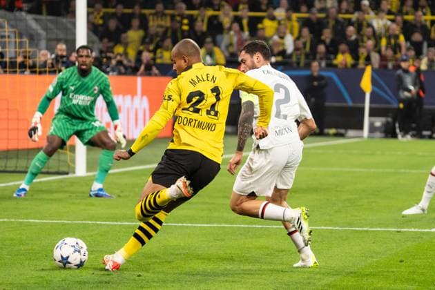 GER, Champions League BV Borussia Dortmund vs AC Milan Milan 04 10 2023, Signal Iduna Park, Dortmund, GER, Champions League BV Borussia Dortmund vs AC Milan Milan In picture Donyell painting BV Borussia Dortmund, 21 cross whole body whole body ball on foot Davide Calabria AC Milan Milan, 2 nordphotoxGmbHxx xChristianxSchulze nph000300