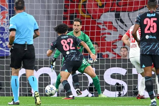 04 10 2023, Football, Champions League, Matchday 2, Season 2023 2024, RB Leipzig Manchester City , Rico Lewis Manchester City , Goalkeeper PÃ ter Gulacsi RB Leipzig xRHR PHOTO TKx Copyright: RHR-FOTOx RHR-FOTO TK