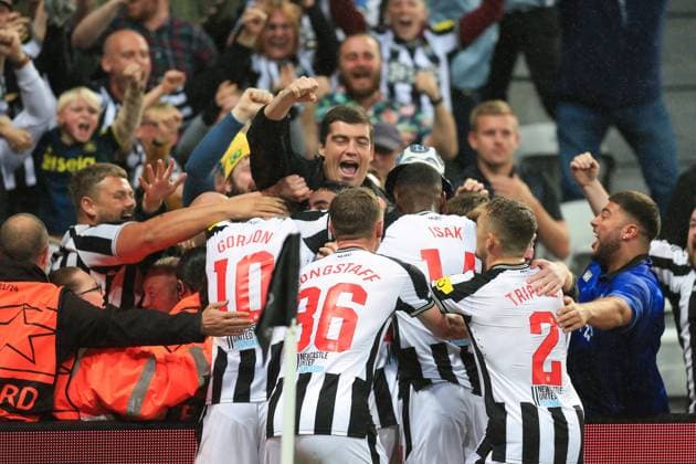 Newcastle United gegen Paris Saint Germain 04. Oktober 2023, Newcastle upon Tyne UEFA Champions™s League Fußball Gruppe F Newcastle United gegen Paris Saint Germain Miguel Almiron von Newcastle United feiert das erste Tor mit seinen Mannschaftskameraden Foto von Daniel Chesterton Newcastle upon Tyne UK  Copyright: xDanielxChestertonxOffside