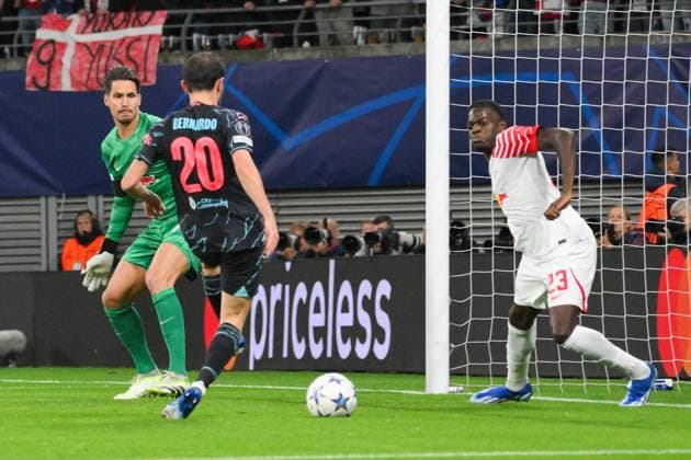 Bernardo Silva Manchester City center, Castello Lukeba RB Leipzig right and Janis Blaswich goalkeeper, RB Leipzig left RB Leipzig vs Manchester City, soccer, Champions League, preliminary round, 2 match day, season 2023 2024, 04 10 2023 RB Leipzig vs Manchester City, soccer, Champions League, preliminary round, 2 match day, season 2023 2024, 04 10 2023 Leipzig Copyright: xEibner-Pressefoto BertxHarzerx EP_BHR
