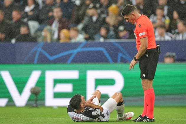 UEFA Champions League Newcastle United v Paris Saint-Germain Referee Istvan Kovacs checks on Fabian Schär 5 of Newcastle United during the UEFA Champions League match Newcastle United vs Paris Saint-Germain at St. James s Park, Newcastle, United Kingdom, 4th October 2023 (Photo by Mark Cosgrove News Images) Newcastle St. James s Park Tyne and Wear United Kingdom Copyright: xMarkxCosgrove NewsxImagesx