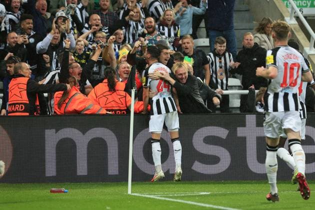 Newcastle United gegen Paris Saint Germain 04. Oktober 2023, Newcastle upon Tyne UEFA Champions™s League Fußball Gruppe F Newcastle United gegen Paris Saint Germain Miguel Almiron von Newcastle United feiert sein erstes Tor mit den Fans Foto von Daniel Chesterton Newcastle upon Tyne UK  Copyright: xDanielxChestertonxOffside