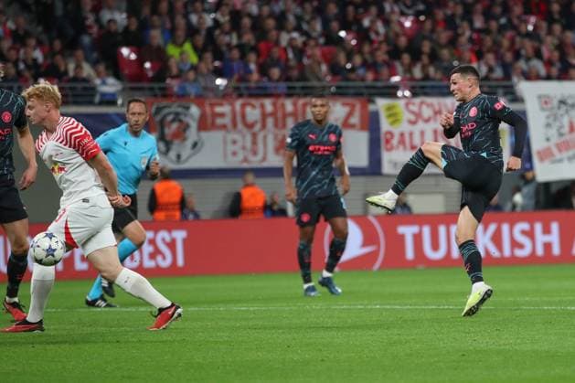 04 10 2023, xtgx, football UEFA Champions League, RB Leipzig Manchester City emspor, v l Phil Foden Manchester City, 47 goal shot, shoots the ball on goal, shot DFL DFB REGULATES PROHIBIT ANY USE OF PHOTOGRAPHS AS IMAGE SEQUENCES AND OR QUASI VIDEO Leipzig