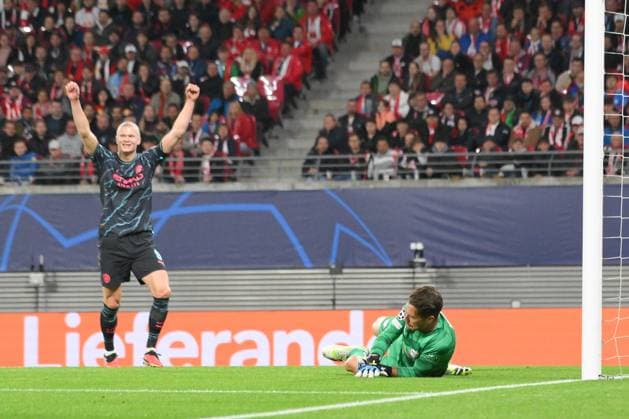 Janis Blaswich goalkeeper, RB Leipzig beaten, Erling Haaland Manchester City li , celebrates the 0 1 RB Leipzig vs Manchester City, football, Champions League, preliminary round, match day 2, season 2023 2024, 04 10 2023 RB Leipzig vs Manchester City, football, Champions League, preliminary round, match day 2, season 2023 2024, 04 10 2023 Leipzig Copyright: xEibner-Pressefoto BertxHarzerx EP_BHR