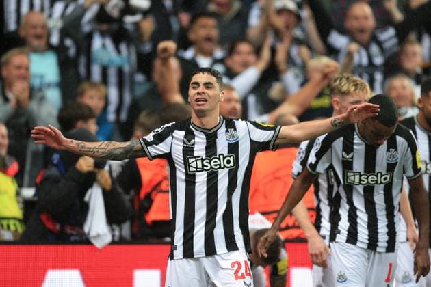 Newcastle United gegen Paris Saint Germain 04. Oktober 2023, Newcastle upon Tyne UEFA Champions™s League Fußball Gruppe F Newcastle United gegen Paris Saint Germain Miguel Almiron von Newcastle United feiert sein erstes Tor Foto von Daniel Chesterton Newcastle upon Tyne UK  Copyright: xDanielxChestertonxOffside