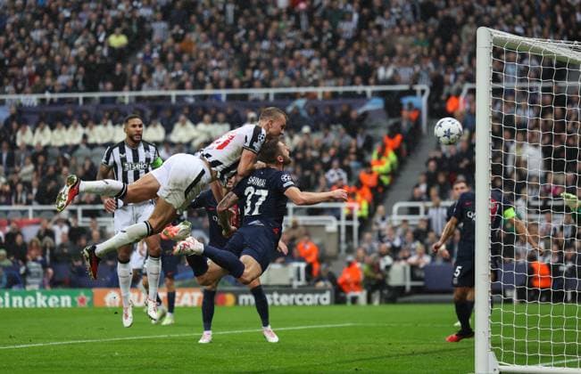 Newcastle United v Paris Saint-Germain UEFA Champions League Dan Burn of Newcastle United scores the second goal for his team during the UEFA Champions League Group F match at St. James s Park, Newcastle Copyright: xAndyxSumnerx FIL-19060-0033 UK Newspapers OUT