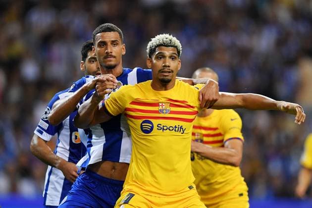 Estadio do Dragao David Carmo from Porto competes with Ronald Araujo from Barcelona, during the match between Porto and Barcelona, in the 2nd round of Group H of the UEFA Champions League 2023 2024 at Estadio do Dragao this Wednesday, 04. 30761 (Daniel Castro SPP) Copyright: xDanielxCastrox xSPPx spp-en-DaCa-DVC_2546